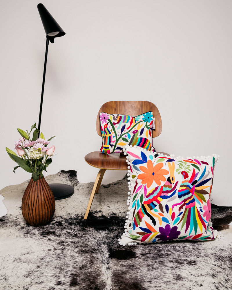 Funda de Cojín Otomí Bordada a Mano – Arcoíris y Blanco 58.42 cm x 58.42 cm