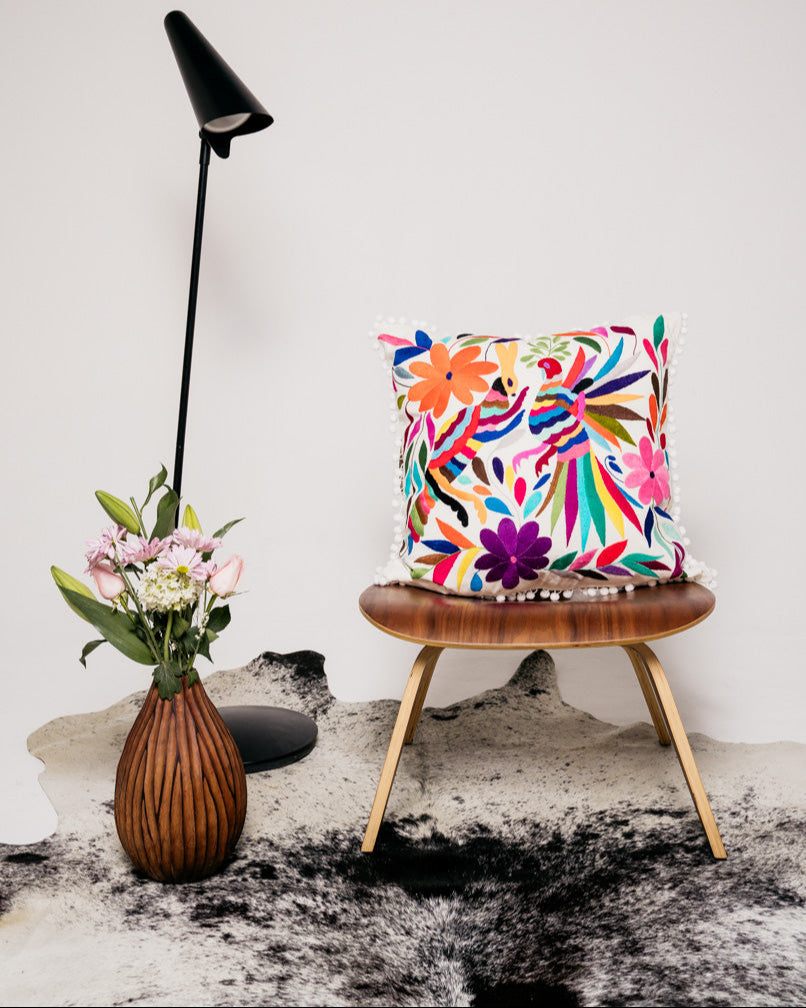 Funda de Cojín Otomí Bordada a Mano – Arcoíris y Blanco 58.42 cm x 58.42 cm