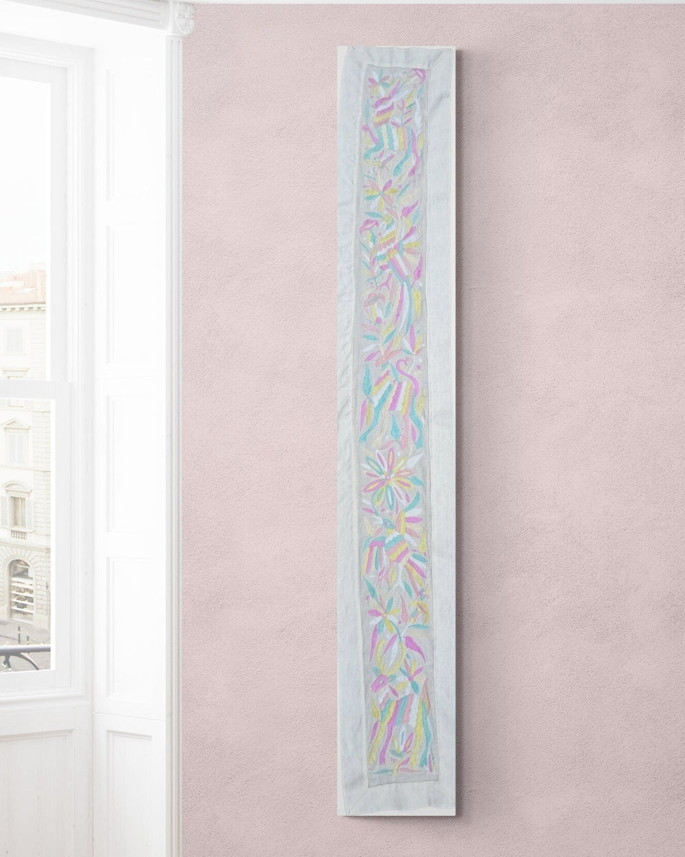 Camino de mesa otomí bordado a mano | Decoración textil mexicana | Camino de mesa largo hecho a mano | Multicolor pastel sobre tela de algodón color marfil | 12.5 x 78 pulgadas