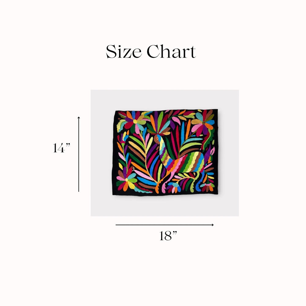 Mantel Individual Otomí bordado a mano | Arte textil mexicano contemporáneo | Tela negra con bordado arcoíris