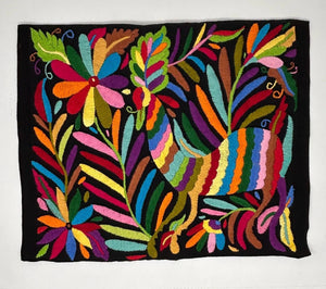 Mantel Individual Otomí bordado a mano | Arte textil mexicano contemporáneo | Tela negra con bordado arcoíris
