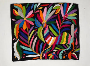 Mantel Individual Otomí bordado a mano | Arte textil mexicano contemporáneo | Tela negra con bordado arcoíris