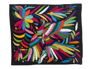 Mantel Individual Otomí bordado a mano | Arte textil mexicano contemporáneo | Tela negra con bordado arcoíris