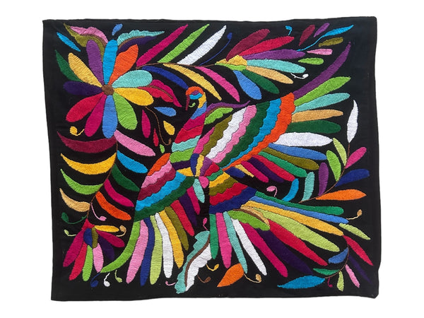 Mantel Individual Otomí bordado a mano | Arte textil mexicano contemporáneo | Tela negra con bordado arcoíris