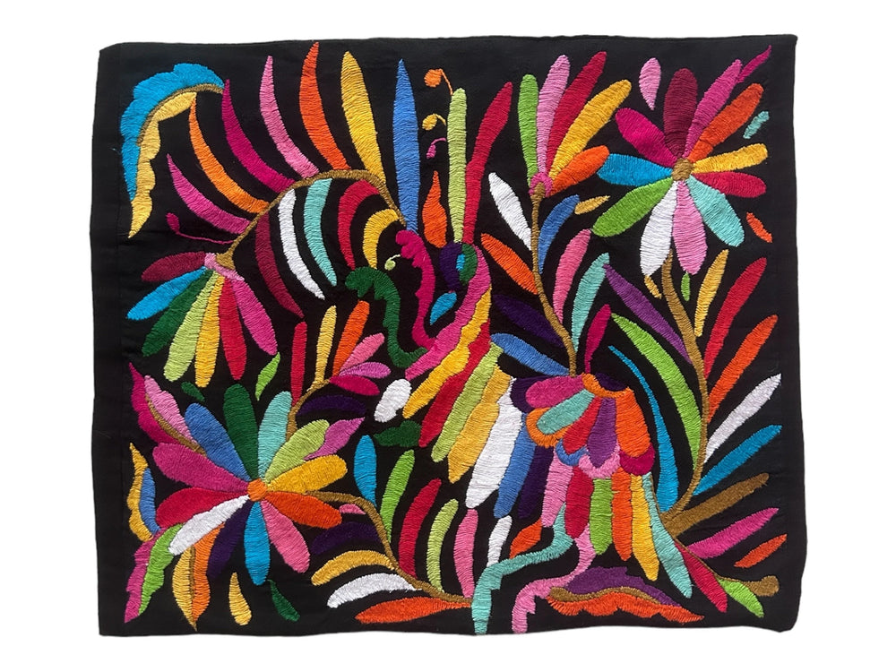 Mantel Individual Otomí bordado a mano | Arte textil mexicano contemporáneo | Tela negra con bordado arcoíris