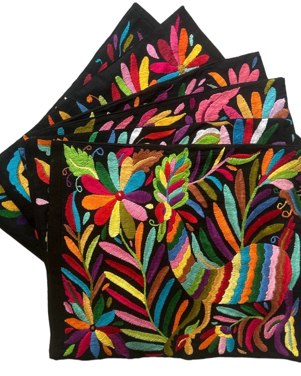 Mantel Individual Otomí bordado a mano | Arte textil mexicano contemporáneo | Tela negra con bordado arcoíris