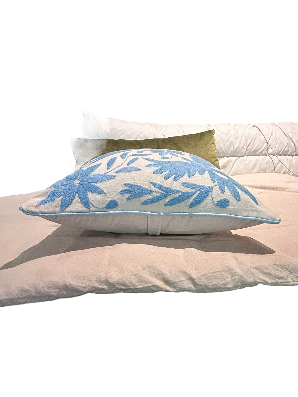 Funda de cojín Otomí bordada a mano – Azul bebé y Marfil 45x45 cm