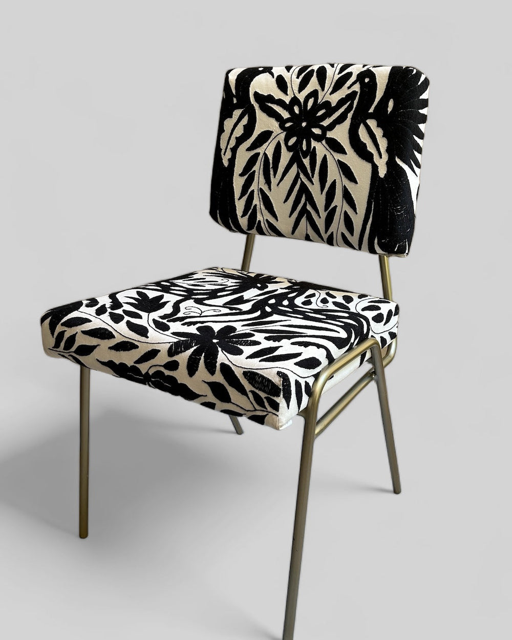 Silla Antonia | Tapizado Otomí en negro y marfil