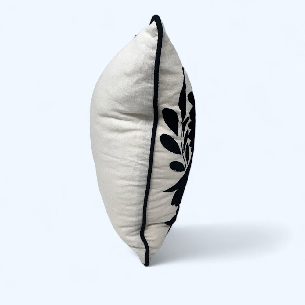 Cojín Otomí Bordado 45x45 cm – Bordado negro y tela de algodón color marfil | Hecho a mano en México