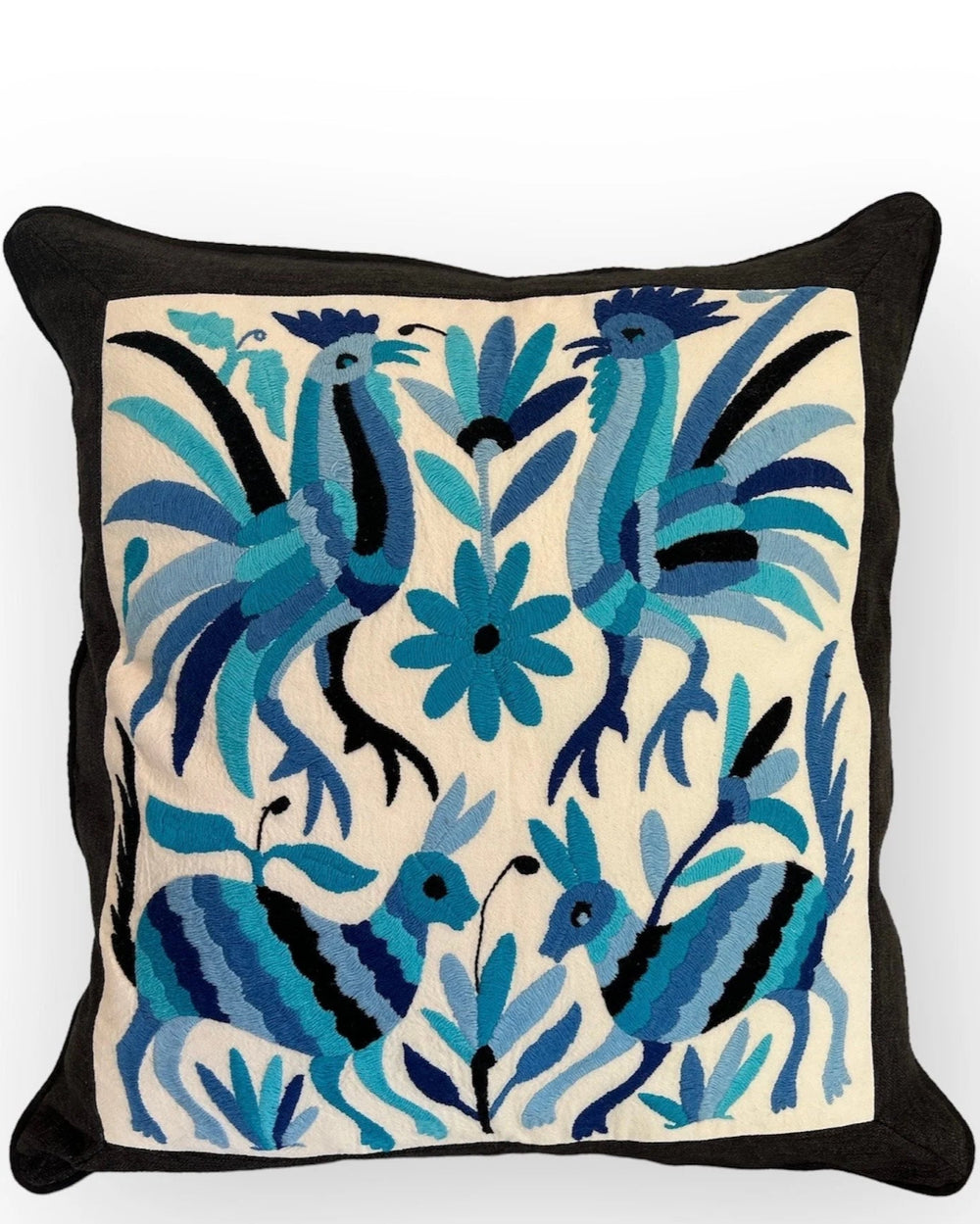 Almohada Otomí Bordada 58.4 x 57.1 cm – Multicolor en tonos azules y reverso de lino | Hecho a mano en México