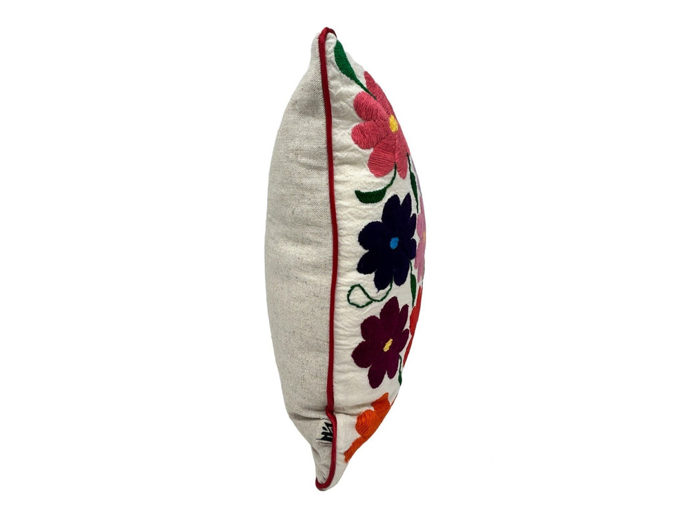 Funda de almohada otomí bordada a mano | Flores multicolor y marfil | 13x18" | Decoración textil mexicana | Cojín de lujo boho