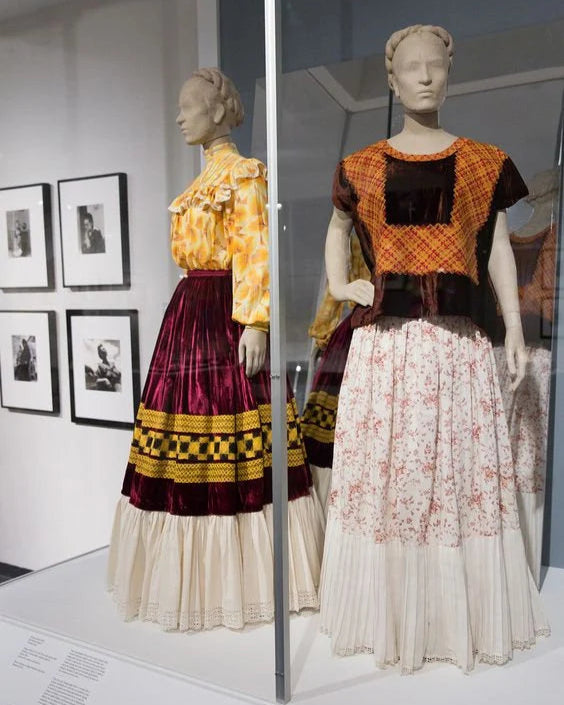 Blusa bohemia inspirada en Frida Kahlo, hecha a mano – Top de terciopelo bordado mexicano vintage