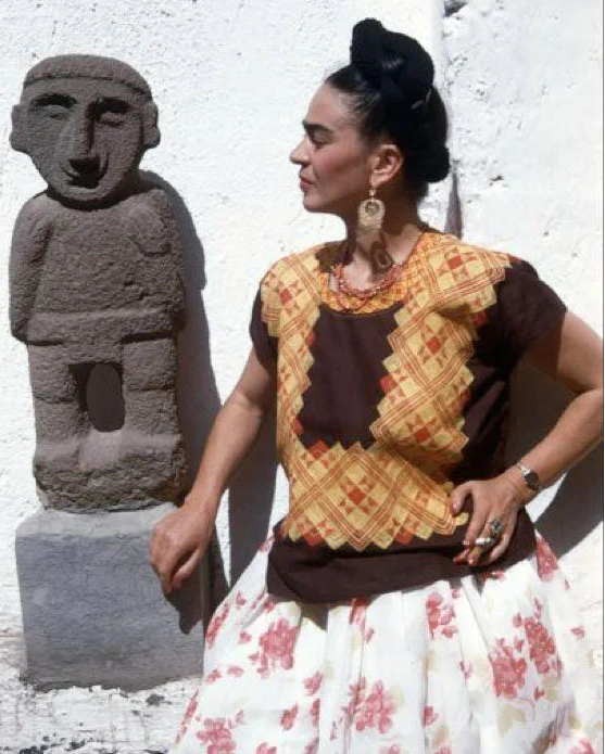 Blusa bohemia inspirada en Frida Kahlo, hecha a mano – Top de terciopelo bordado mexicano vintage