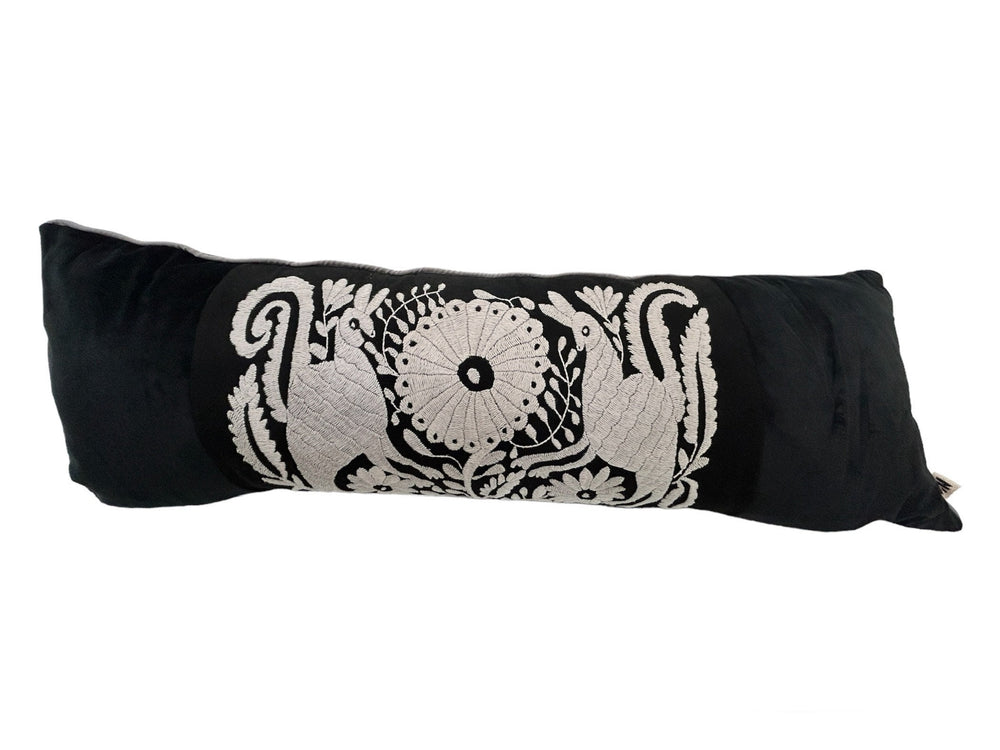 The pipping in this pillow cover is color grey.  The insert is NOT included.  Only the pillow cover