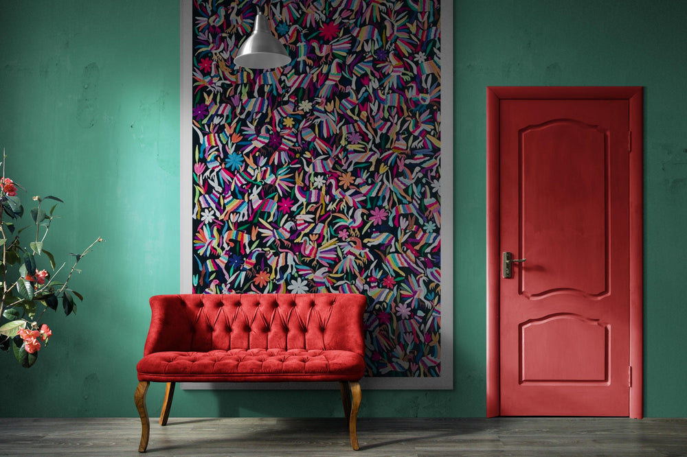 Puede incluir: Una habitación con un banco rojo con mechones, una gran obra de arte enmarcada con un diseño floral colorido y una puerta roja. Las paredes son de color turquesa y una lámpara colgante plateada cuelga del techo. El suelo es de madera gris oscuro.  IMAGEN REPRESENTATIVA.  EL PRODUCTO NO SE ENVIA ENMARCADO.