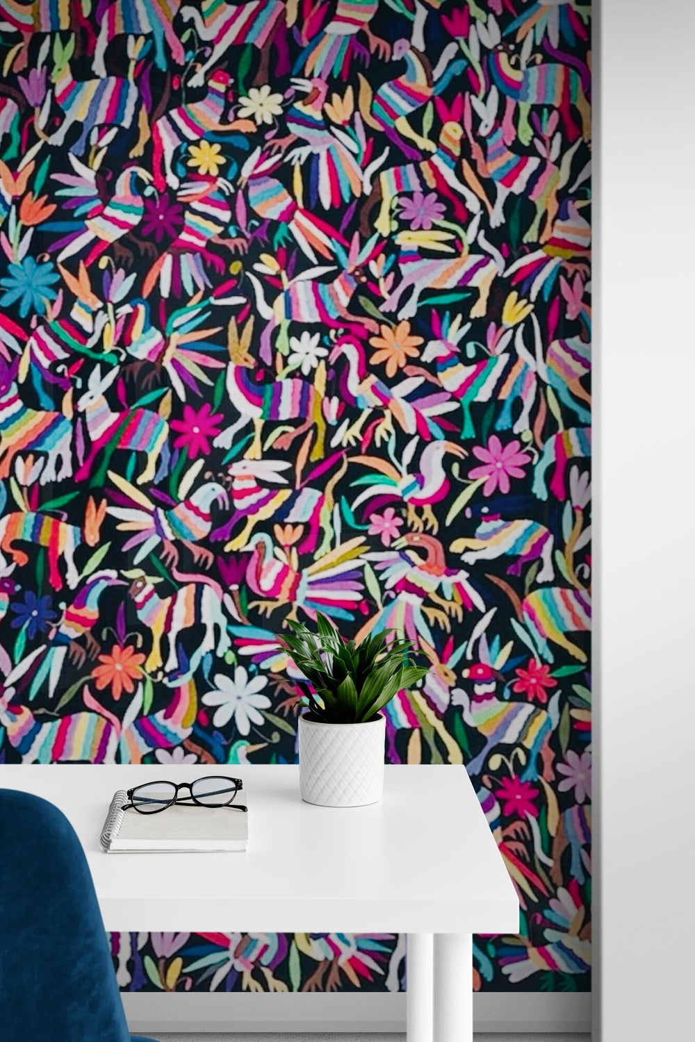 Puede incluir: Una habitación con un banco rojo con mechones, una gran obra de arte enmarcada con un diseño floral colorido y una puerta roja. Las paredes son de color turquesa y una lámpara colgante plateada cuelga del techo. El suelo es de madera gris oscuro.  IMAGEN REPRESENTATIVA.  EL PRODUCTO NO SE ENVIA ENMARCADO.