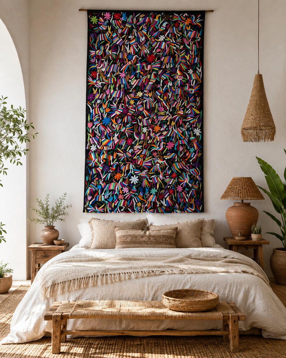 Puede incluir: Una habitación con un banco rojo con mechones, una gran obra de arte enmarcada con un diseño floral colorido y una puerta roja. Las paredes son de color turquesa y una lámpara colgante plateada cuelga del techo. El suelo es de madera gris oscuro.  IMAGEN REPRESENTATIVA.  EL PRODUCTO NO SE ENVIA ENMARCADO.