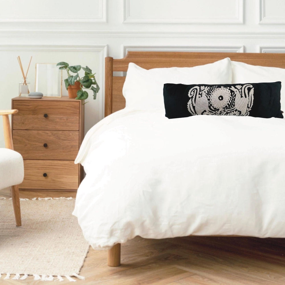 The pipping in this pillow cover is color grey.  The insert is NOT included.  Only the pillow cover