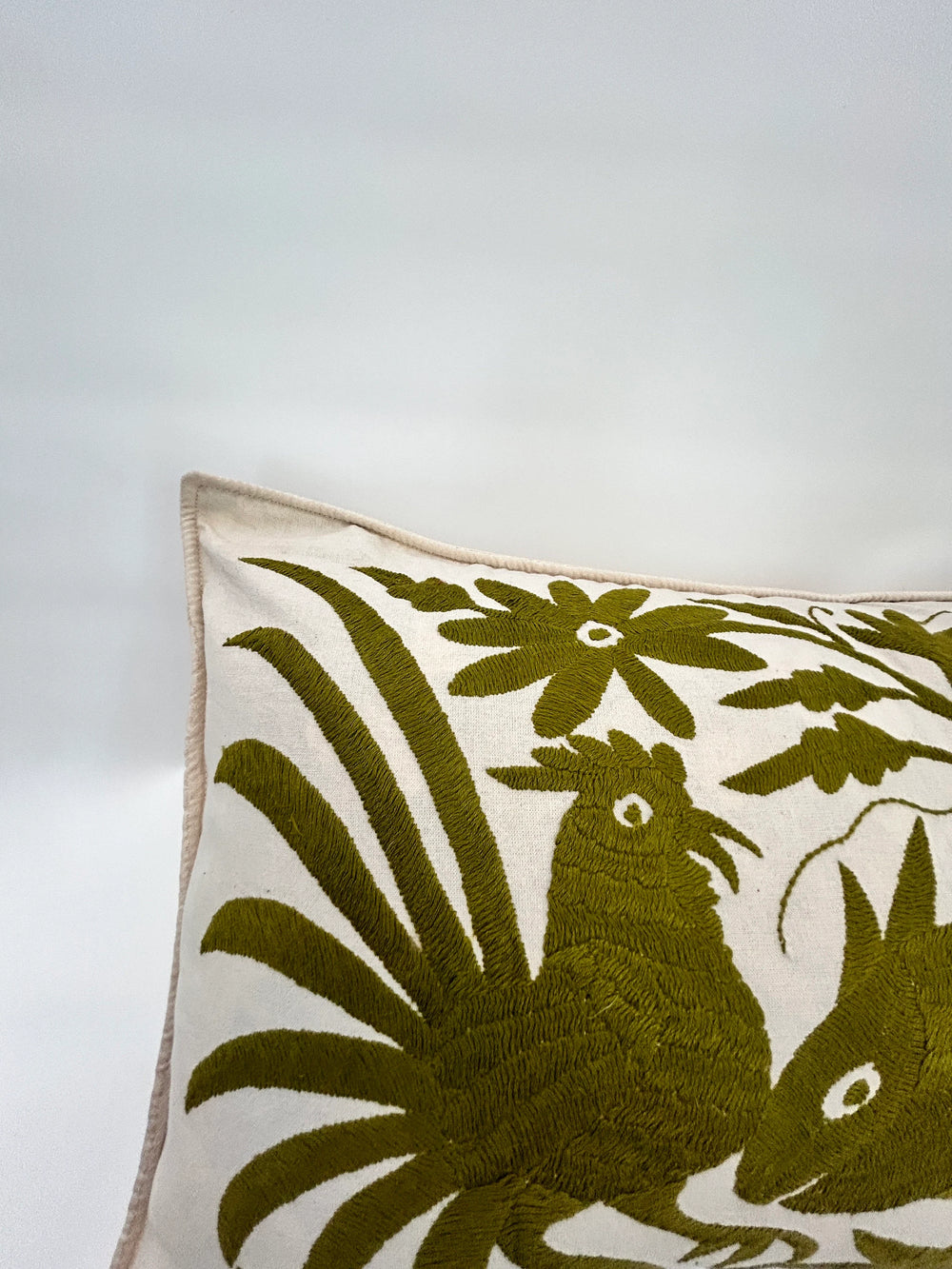 Funda de cojín lumbar otomí bordada a mano | Decoración textil mexicana | Cojín de lujo bohemio | Bordado verde oliva sobre marfil | 14 x 26.5"