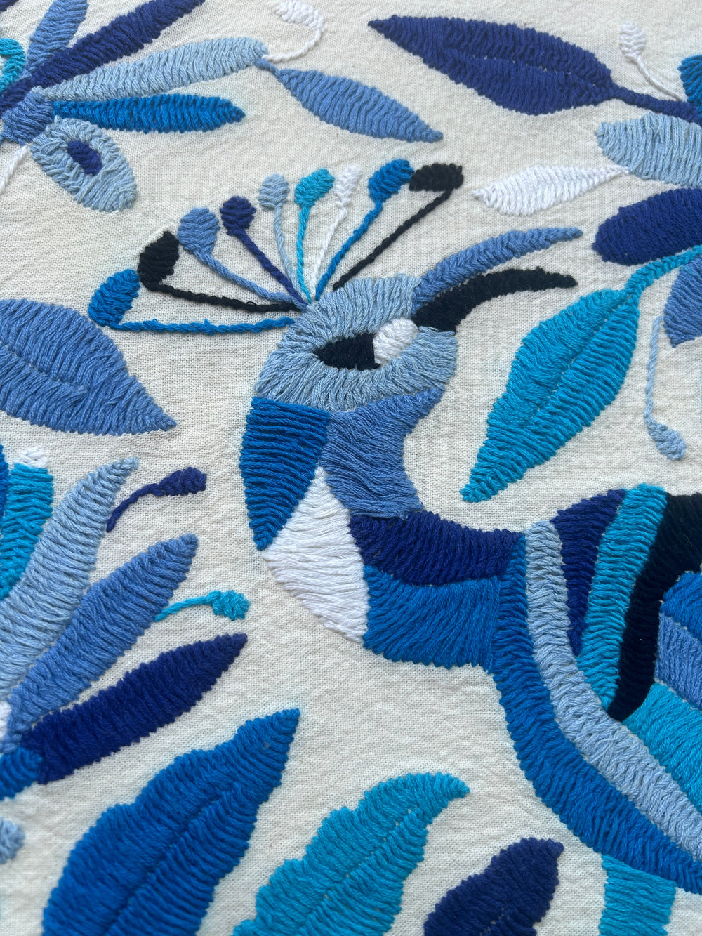 Tapiz Otomí Bordado – Gris y Marfil | Textil Mexicano Hecho a Mano, Único en su Clase